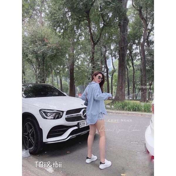 Áo sơ mi jeans xẻ tà sau