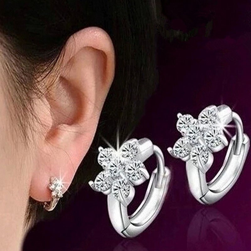 Bông tai đính đá lấp lánh kiểu dáng xinh xắn
