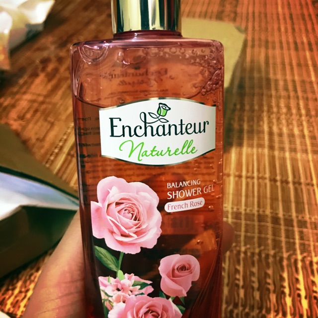 Sữa tắm Enchanteur hương hoa hồng Pháp