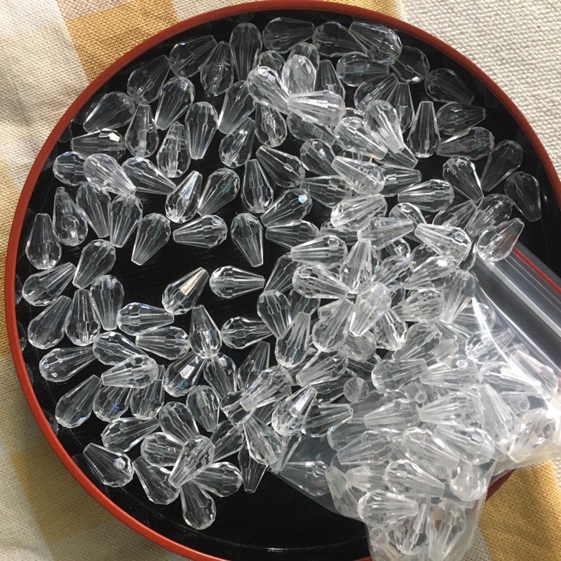Hạt pha lê nhựa tròn - giọt nước có lỗ xỏ dây