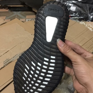 (ẢNH THẬT) YEEZY 350 V2 ĐEN VỆT TRẮNG