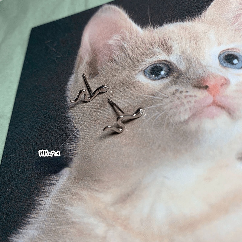 Khuyên tai hình rắn mini thiết kế thời trang cá tính