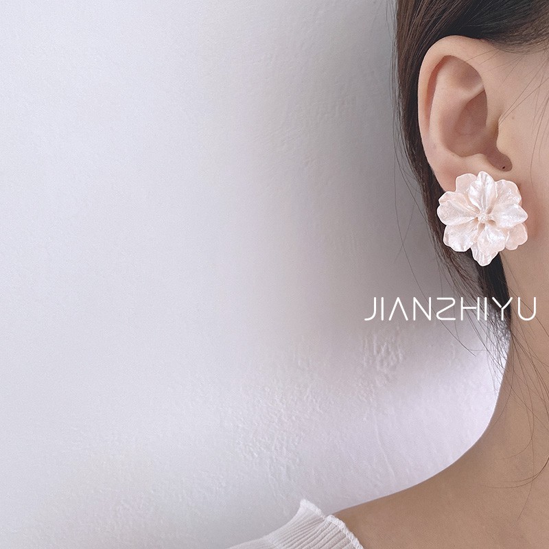 Khuyên tai kẹp không bấm lỗ chốt điều chỉnh K042 bằng hợp kim mạ bạc hình bông hoa bigsize dáng ngắn Leous Accessories