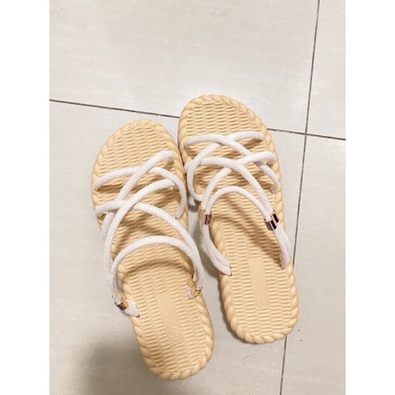 Sandal quai chéo đế bẹt chất cói