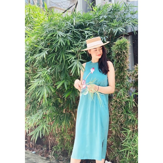 Váy lụa thêu