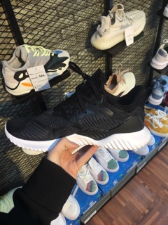 Giày sneaker