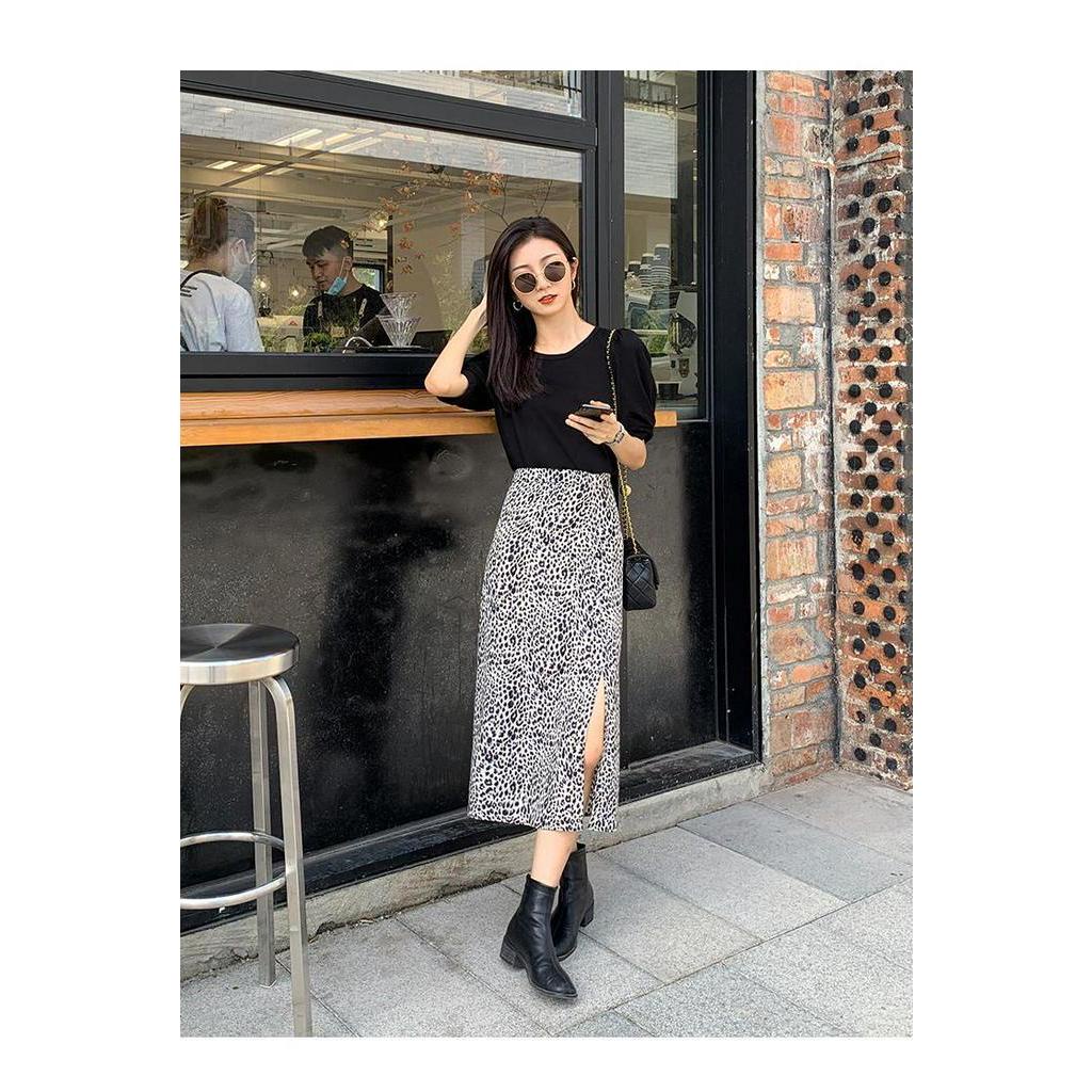Chân váy lưng cao thiết kế xẻ tà họa tiết da báo quyến rũ thời trang