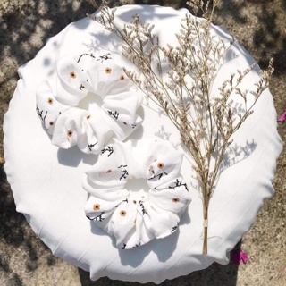 Dây buộc tóc scrunchies Hoa Cúc Trắng