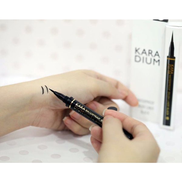 Kẻ mắt nước lâu trôi Waterproof Brush Liner Black lâu trôi, nét mảnh dễ kẻ