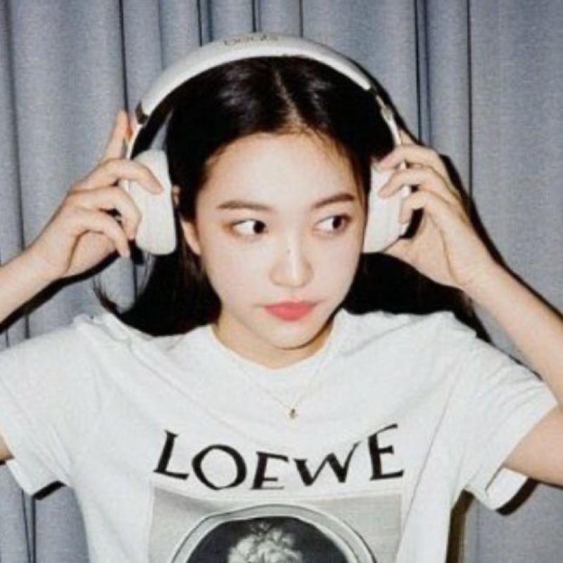 Áo thun trắng cổ tròn in hình vintage Yeri Red velvet siêu vintage cực đáng iu