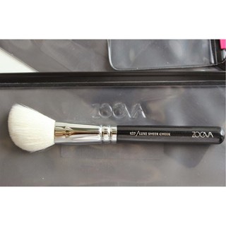Cọ phấn má Zoeva 127 Luxe Sheer Cheek Brush