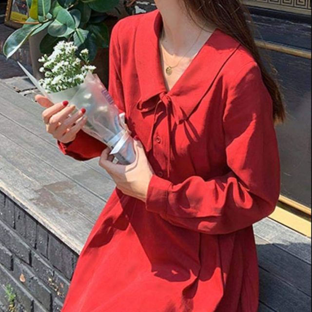 Đầm đỏ cổ sen cột nơ.