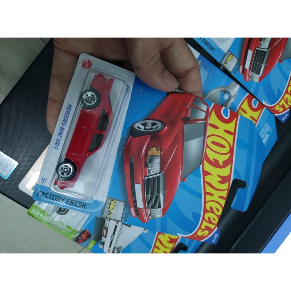 Xe Hotwheels Mercedes-Benz 500E (Màu Đỏ)
