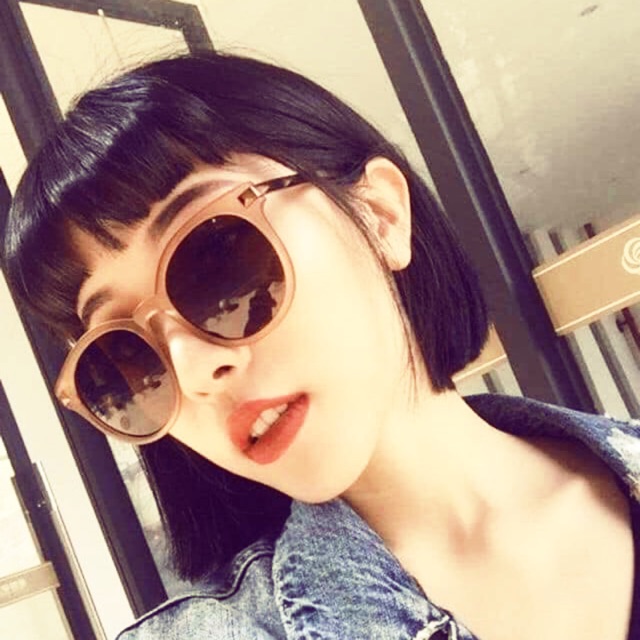 Chiếc kính đang làm mưa làm gió của các chị em đã có tại shop nhé. Tông nâu be rất dễ đeo, gọng nhẹ nhàng ôm mặt