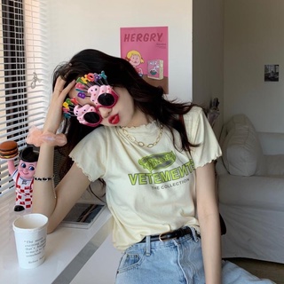 Áo croptop thun in chữ cổ bèo