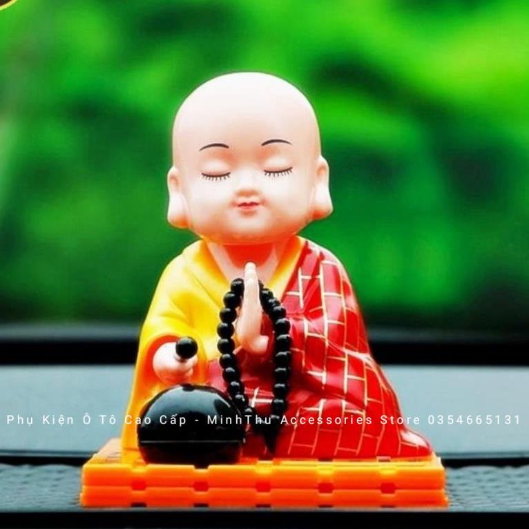 Tượng phật chú tiểu gõ mõ tụng kinh để taplo trang trí xe hơi ô tô