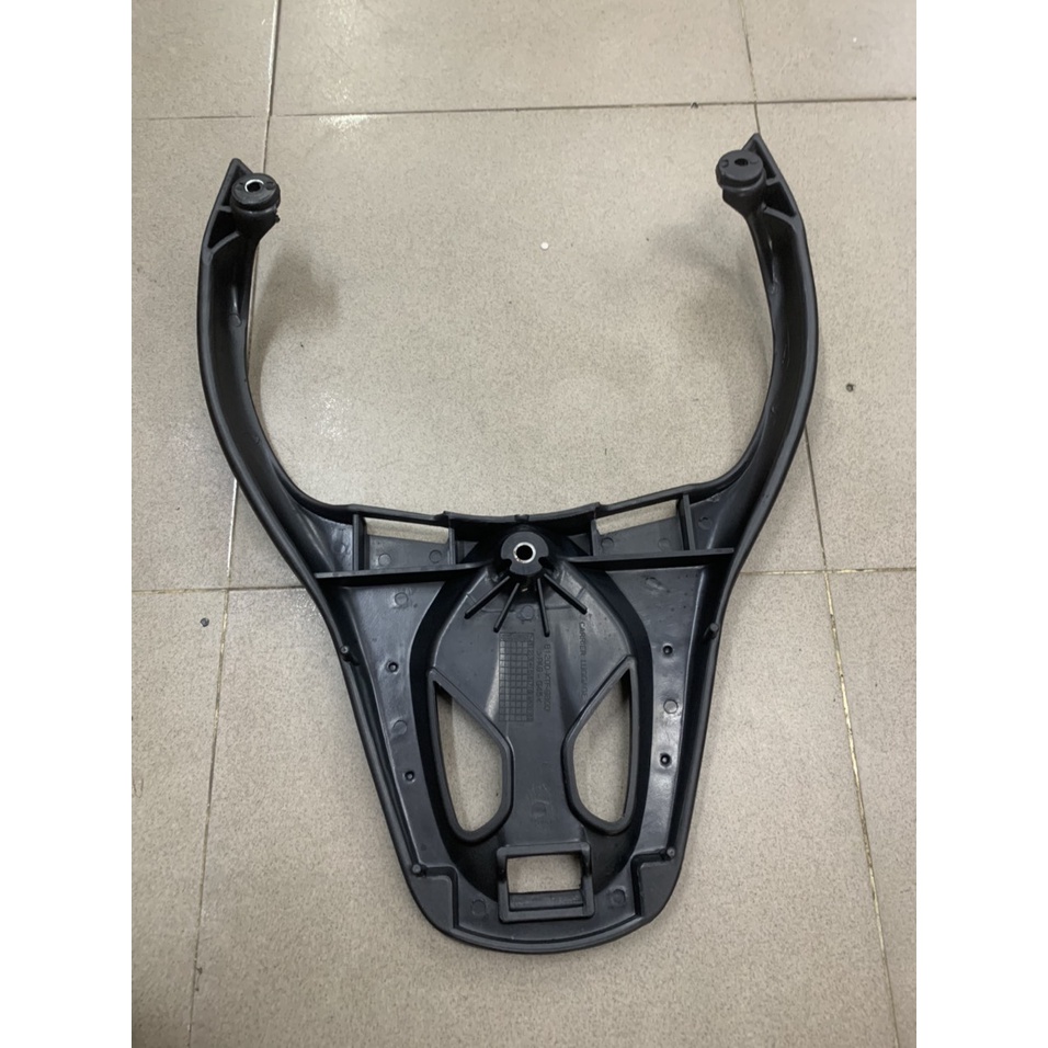Cảng sau xe SH ý 2010 chất liệu nhựa màu đen nhám