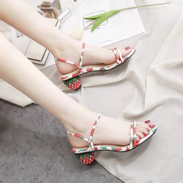 Sandal gót dâu tây độc đáo