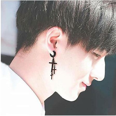 Khuyên tai chữ thập đen bí ẩn manly