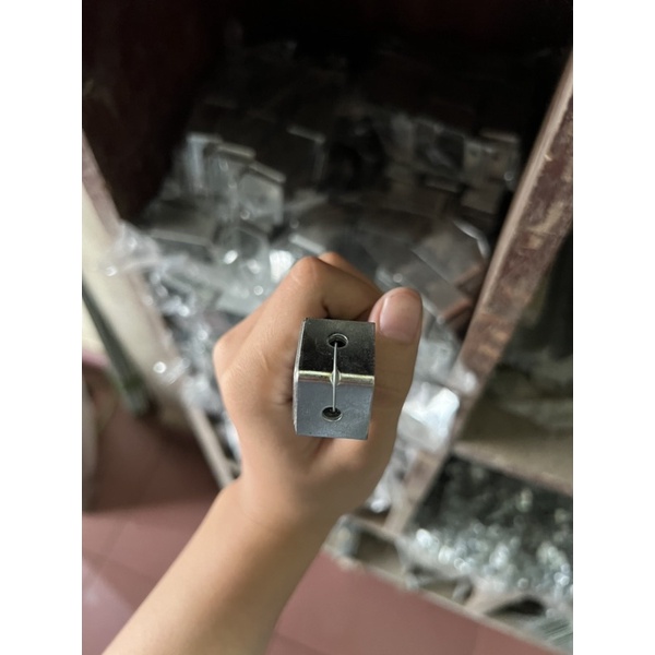 Ke 2 vít, ke góc 2 vít bắt tủ