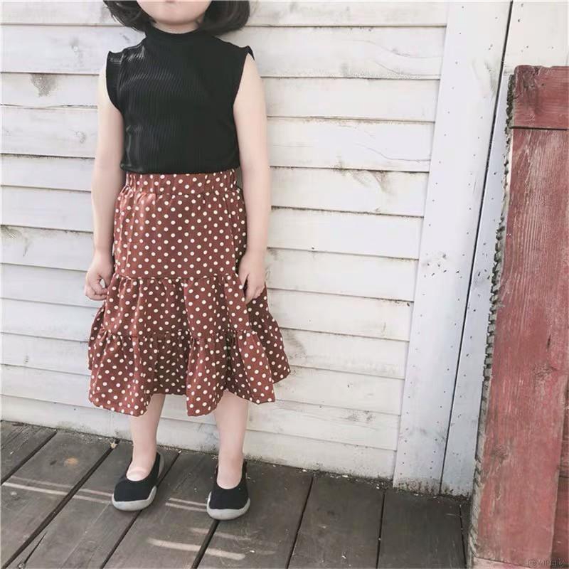 Bộ trang phục gồm áo sát nách + chân váy họa tiết chấm bi cho bé gái