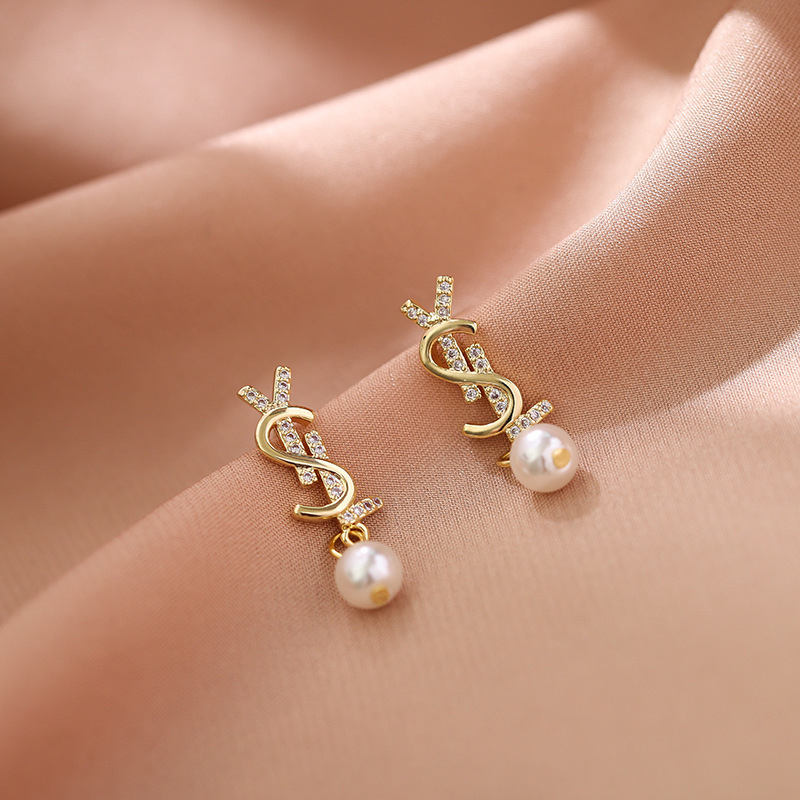 Đôi Khuyên Tai Hình Chữ Đính Đá Và Ngọc Trai Phong Cách Hàn Quốc Hàng Mới