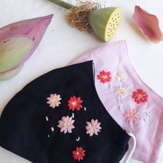 Khẩu trang thêu tay hoa anh đào