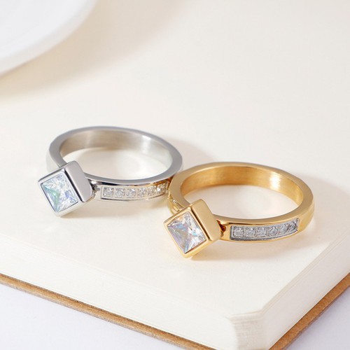 Nhẫn Nữ Đá Nhân Tạo Hình Vuông Titan Ko Đen TT 2631