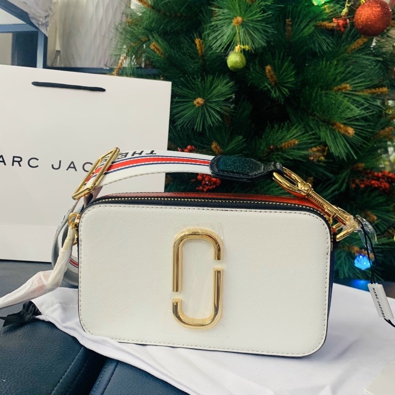 TNS - Túi đeo chéo M.Jz the Marcie Jacobz Crossbody Bag-trắng dây chữ đỏ
