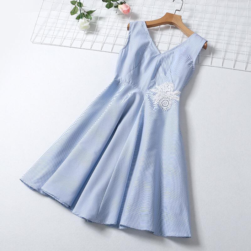 Váy kẻ đính hoa xuất dư