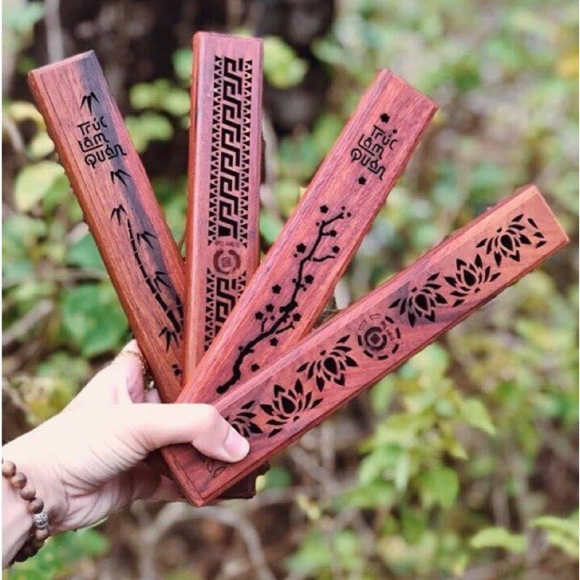 Khay đốt trầm tăm gỗ Hương tự nhiên gồm 4 hoa văn: Sen, Mai, Trúc, Trống Đồng.
