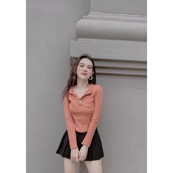 Áo cổ v đính nút