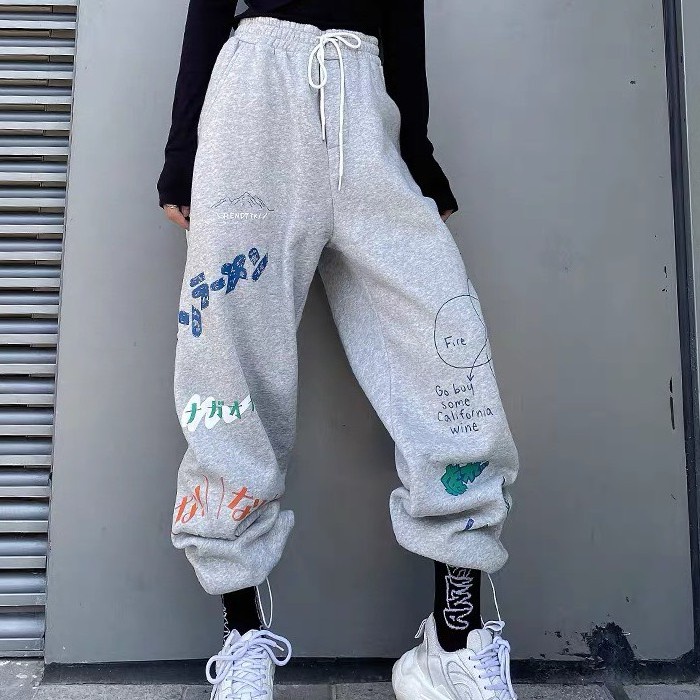 Quần nỉ hình RUBY HOUSE86 Quần thu đông ống rộng lót nỉ, chốt ống, in sắc nét, 2 màu Đen Xám hot hit