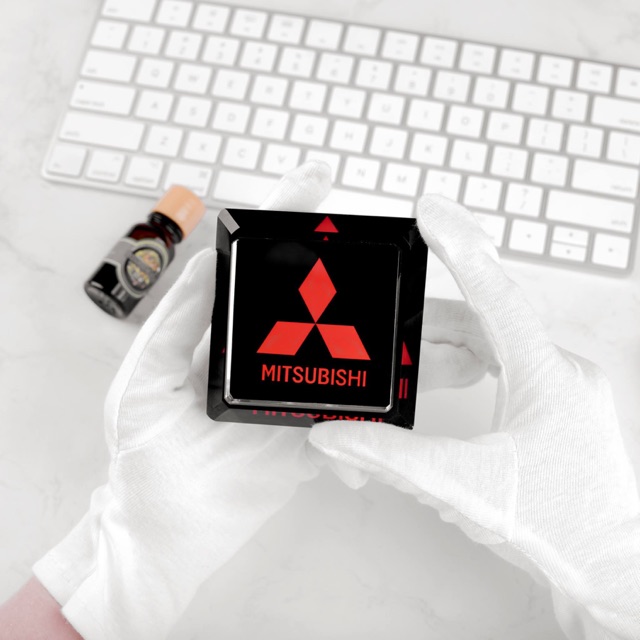 Nước hoa để taplo xe hơi pha lê Logo Mitsubishi