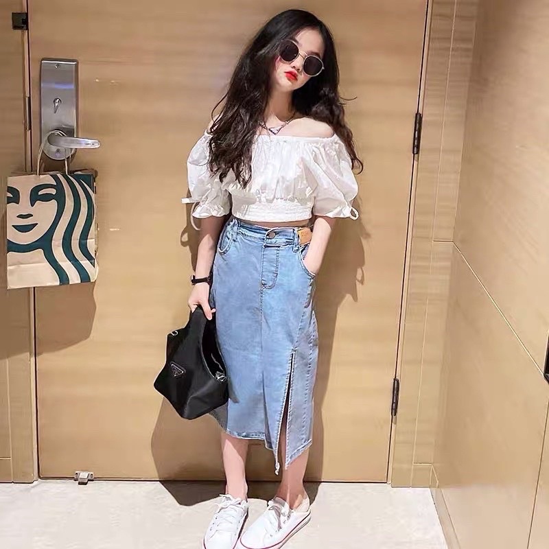 Set áo bo trắng chân váy jean xẻ bé gái