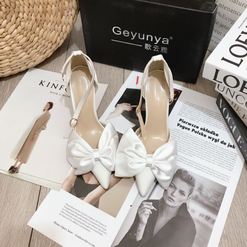 Giày cao gót lụa nơ to dáng khoét eo trắng