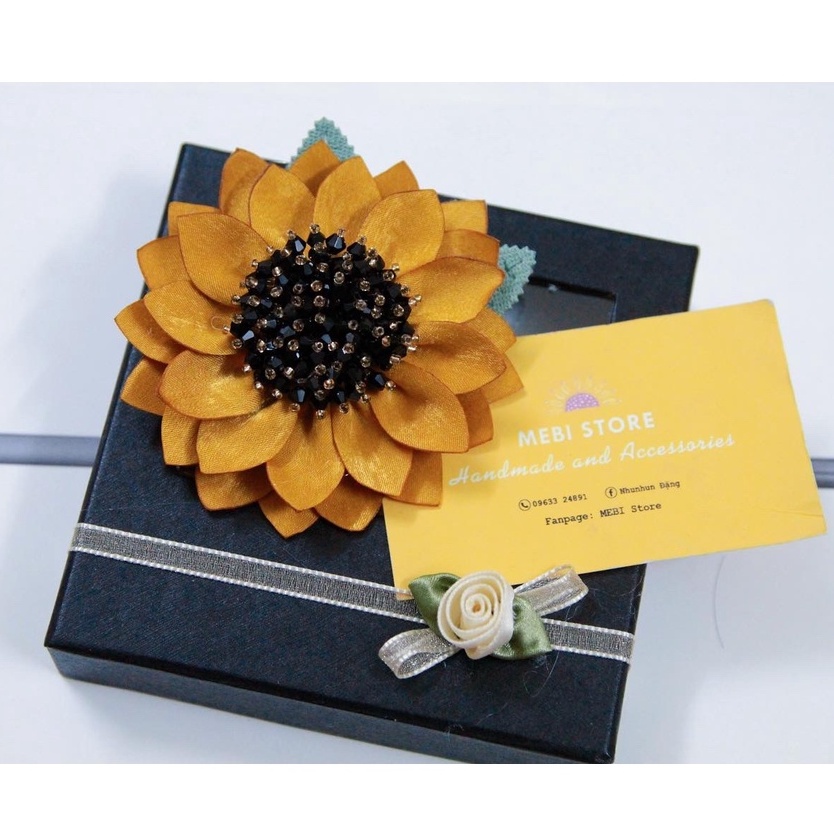 Hoa cài áo handmade MEBI mẫu hoa hướng dương nhụy pha lê đen