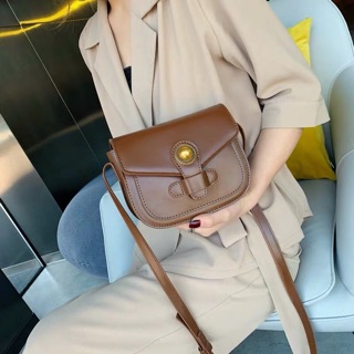 Túi đeo chéo gài đính ngọc