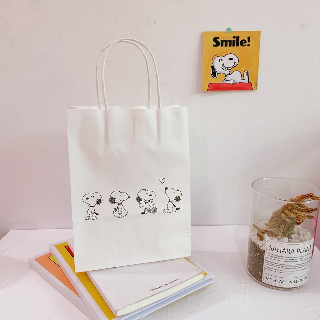 Túi giấy đựng quà họa tiết Snoopy and Friends size trung Mua Tất (muatatshop)