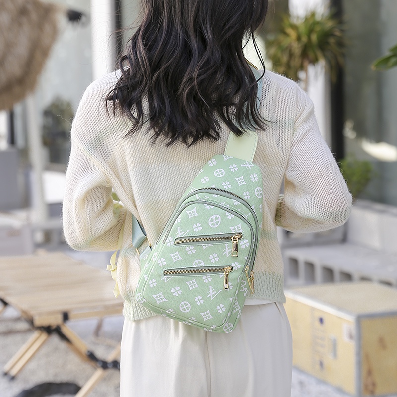 Túi xách đeo trước ngực phong cách thể thao