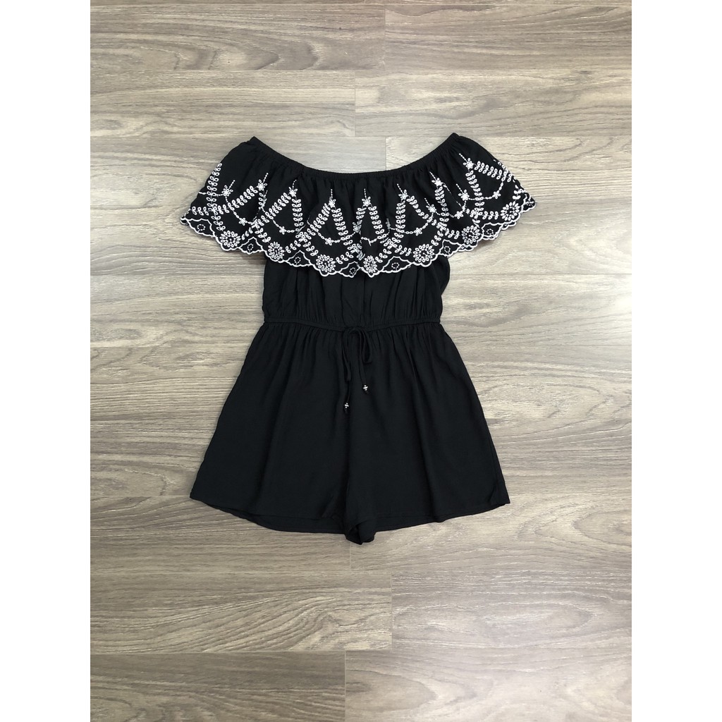 Jumpsuit trễ vai thêu viền