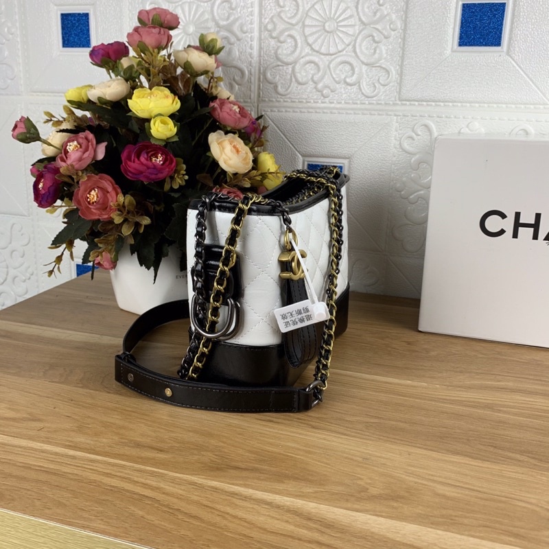 Túi xách Chanel Gabrielle màu trắng size 20cm