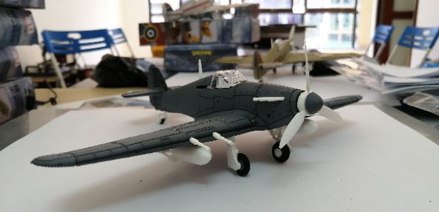 Bộ lắp ráp  mô hình máy bay Hurricane Tỷ lệ 1:48