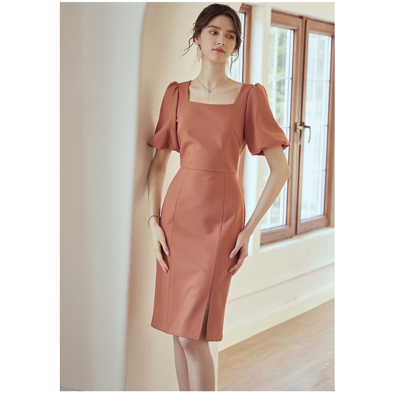 Đầm cam đất cổ vuông tay phồng ngắn xẻ trước tối giản