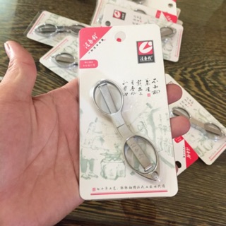 kéo edc siêu sắc rất gọn có thể tháo ra lắp vào và đeo được móc khoá