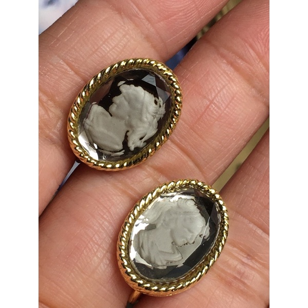 Bông tai kẹp vặn vintage Unicon-cameo cô gái thủy tinh