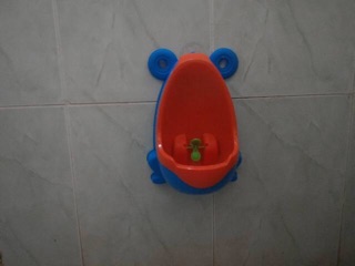 Bô tiểu gắn tường cho bé trai