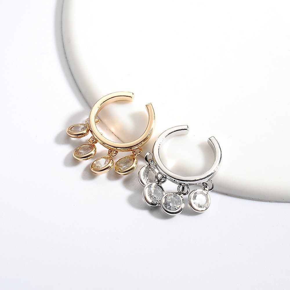 Khuyên tai ngắn đính núm tua và pha lê