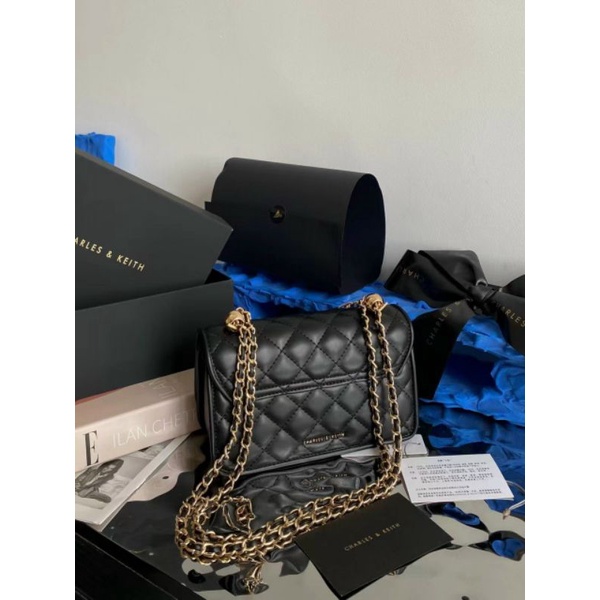 Túi Charles Keith* CNK da mềm chần ô, xích tháo rời được