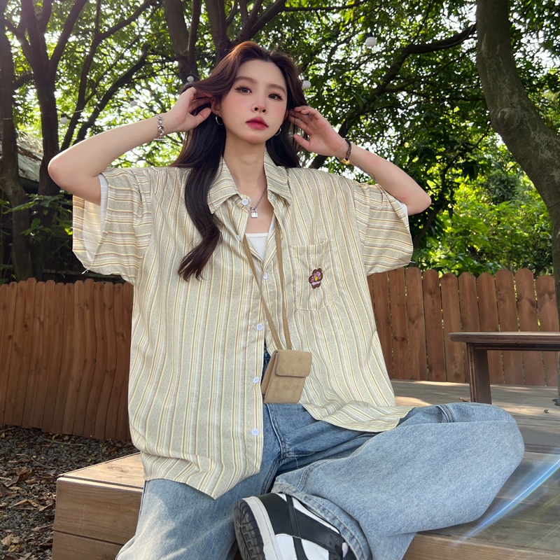 Áo Sơ Mi Tay Ngắn Kẻ Sọc Hoạ Tiết Hoa Thêu Phong Cách Vintage
